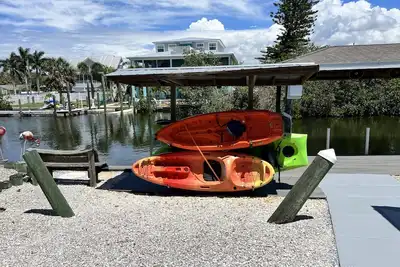 Image de Florida waterfront home with pool and use of kayaks