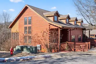 Image de Great Cabin, Close to the Pool, Relaxing Views! 2 Minutes to Tanger Outlets!