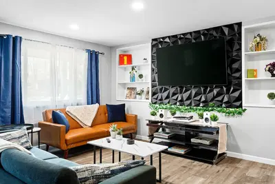 Image de New! Charming Home w/Unique Spaces, Great Location