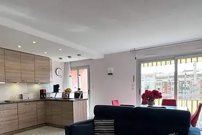 Image de Appartement lumineux proche plages et centre-ville avec clim, balcons et parking inclus