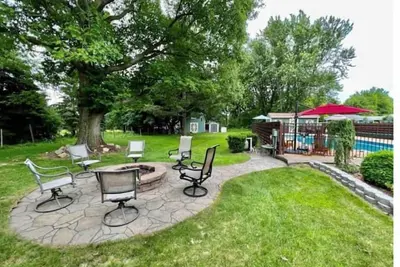 Image de Private 2400 sq ft house. Hot Tub, Pool, Bar