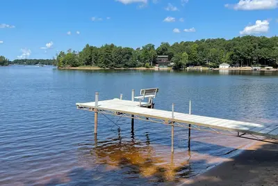 Image de Escape to Paradise: Your dream vacation awaits in our stunning lakefront rental!