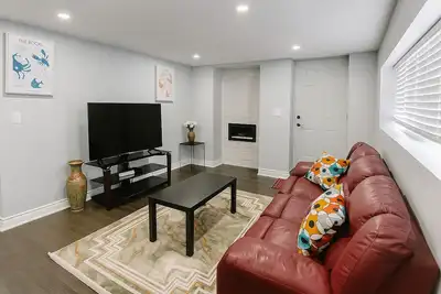 Image de Sous-sol confortable avec entrée privée et terrain de basketball extérieur.