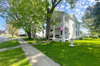 Image de Prime Location ~ Stunning Village White House, Pillars of Clayton