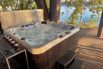Image de Newly Remodeled Home On Cedar Lake With 8-Person Hot Tub & Private Beach Area