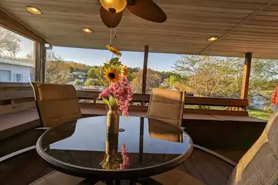 Image de Cozy Mountain Retreat:The Ultimate Wv Getaway w/ large hot tub on spacious porch