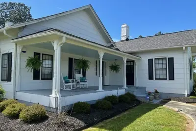 Image de Charming, rustic Farmhouse. 2 mi. from Tin Roof Farms Venue. 39 mi. to Masters.