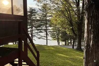 Image de Quaint traditional Adirondack camp with modern amenities.