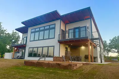 Image de La Vie au Soleil -Live life in the ☀️ 7 Br Lake Front home-❗️Stunning views❗️