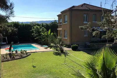 Image de maison de caractère grand jardin clos