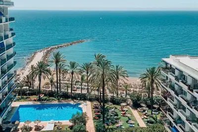 Image de 3 Pools, 3 Beds. Beach Front. Top Renovated Apartment in Marbella Centre!