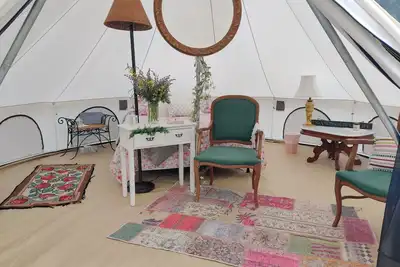 Image de Spring Serenity Yurt, glamping just 2 miles from Quinn's Hot Springs Resort!