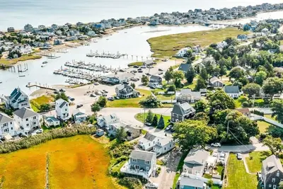 Image de Cheery home! . 5m walk to the beach, shops, restaurants, & river steps away! \n
