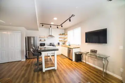 Image de 202 - The Lofts, by Flagtown, 1 bed, 1bath, community hot tub