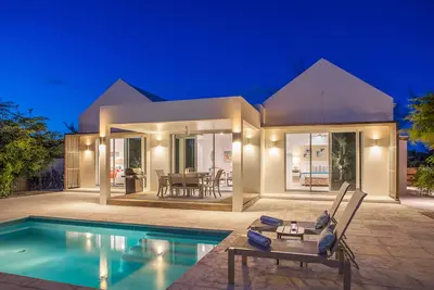 Image de Modern Tropical Retreat in Leeward with Lush Private Pool! Walk to Grace Bay!