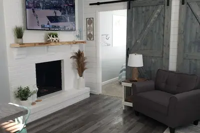 Image de Beautiful newly remodeled cottage - Walk to strip, close to spire