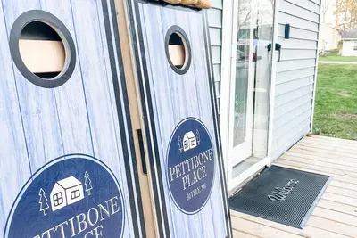 Image de Pettibone Place - Entire Home Walking distance to Pettibone Lake with kayaks!