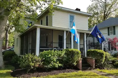 Image de Enjoy this year round cottage centrally located to all Lakeside has to offer.