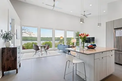 Image de A Modern Lakeview Retreat