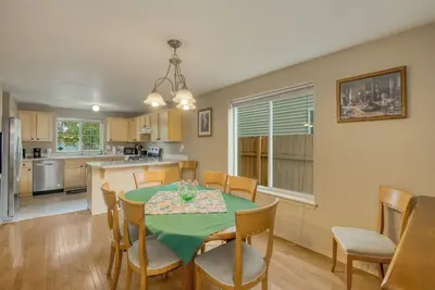 Image de Close to downtown, with garage, fenced backyard