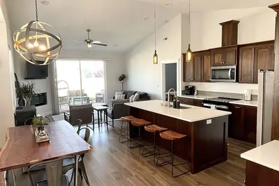 Image de Wine Down the Townhome