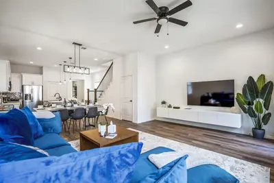 Image de Luxury Gated 4bd 3fullbaths Home • 5 TVs • King • 7min -> Downtown