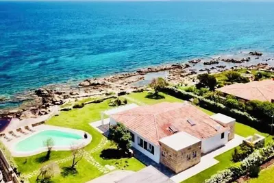 Image de Beachfront villa with pool