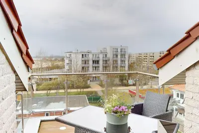 Image de Die 80 qm Große, Exklusive Penthouse-wohnung mit Drei Zimmern Befindet Sich Dire