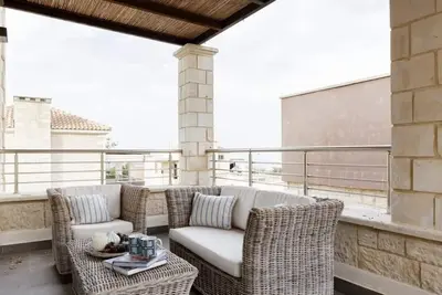 Image de Contemporary Maisonette Apartment with sea view roof top terrace