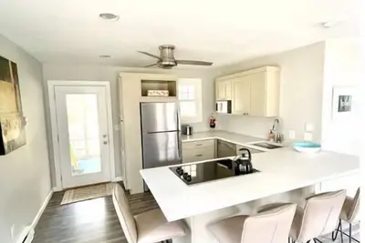 Image de Updated, bright, and peaceful cottage in Lakeside