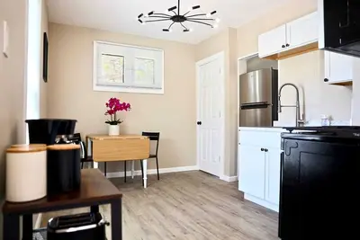 Lincoln, 1 Bed House near Xavier & Downtown