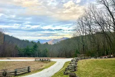 Image de Artsy Highlands 5 br 3. 5bth, w/creek, wifi & firepit