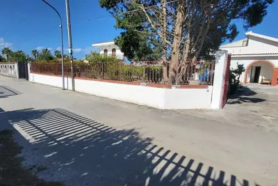 Image de Entire villa, large spaces, 5 minutes walk to the beach suitable for families groups