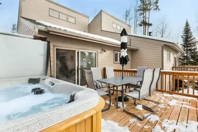 Image de Spacious & Cozy Tri-Level Home