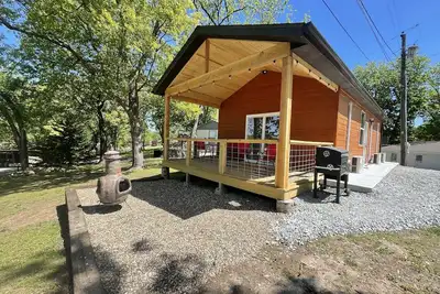 Image de Lake view 2 bedroom cabin that sleeps 6. Private deck and fire pit area.