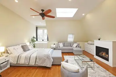 Image de Winter Price Reduction! Fully-Equipped Downtown Studio Apartment