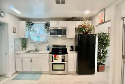 Image de Feel at home! Only 5 min from the Beach!