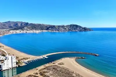 Image de Magnifique vue Mer avec Terrasse et Piscine devant l'entrée du port de plaisance