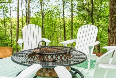 Image de New Colorful Cottage + Hot Tub + Pets + 15 min to Lake\n