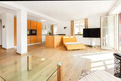 Image de GroĂźzĂĽgige Erdgeschosswohnung mit Gartenblick und Terasse