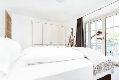 Image de GemĂĽtliche Wohnung mit GroĂźzĂĽgigem Balkon und Bergblick