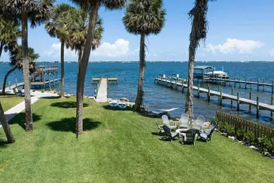 Image de New Modern Waterfront Bungalow Retreat \n+ Tropical Vibes + Fishing Paradise!