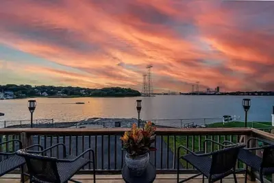 Image de Waterfront Beach Home With Attached In- Law Suite