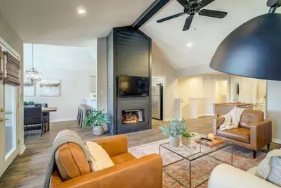 Image de Mid-Century flair w/ Hot Tub by the lake!