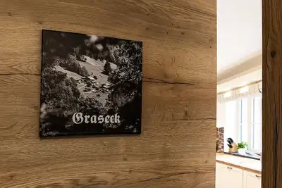 Image de GemĂĽtliche Wohnung mit Sichtdachstuhl und GroĂźzĂĽgigem Balkon