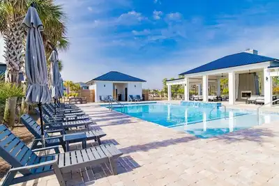 Image de 5606 Pelican · Coastal Retreat - Modern Luxury Pool Bay View
