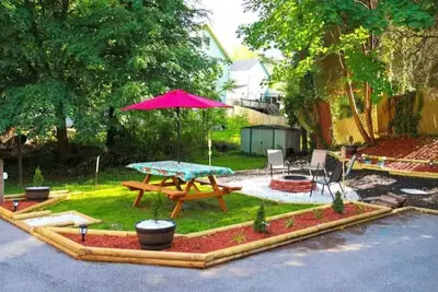 Image de Lock Haven Home w/ Fire Pit & Bbq with game room & Deck 3 min Walk to Main St