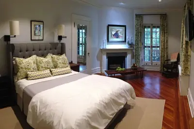 Image de The Lincoln Room at Rushmore Estate in Woodbury Ny Bed and Breakfast