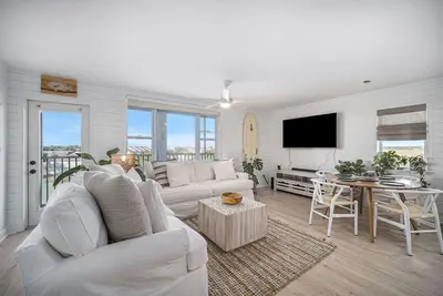 Image de Folly Lookout - Lovely 2Br/1ba with Pool & Dock!