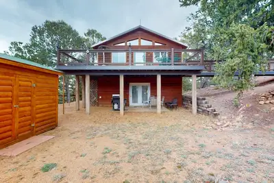 Image de 2-story mtn-view home with grill, washer/dryer, streaming, patio, deck, kitchen